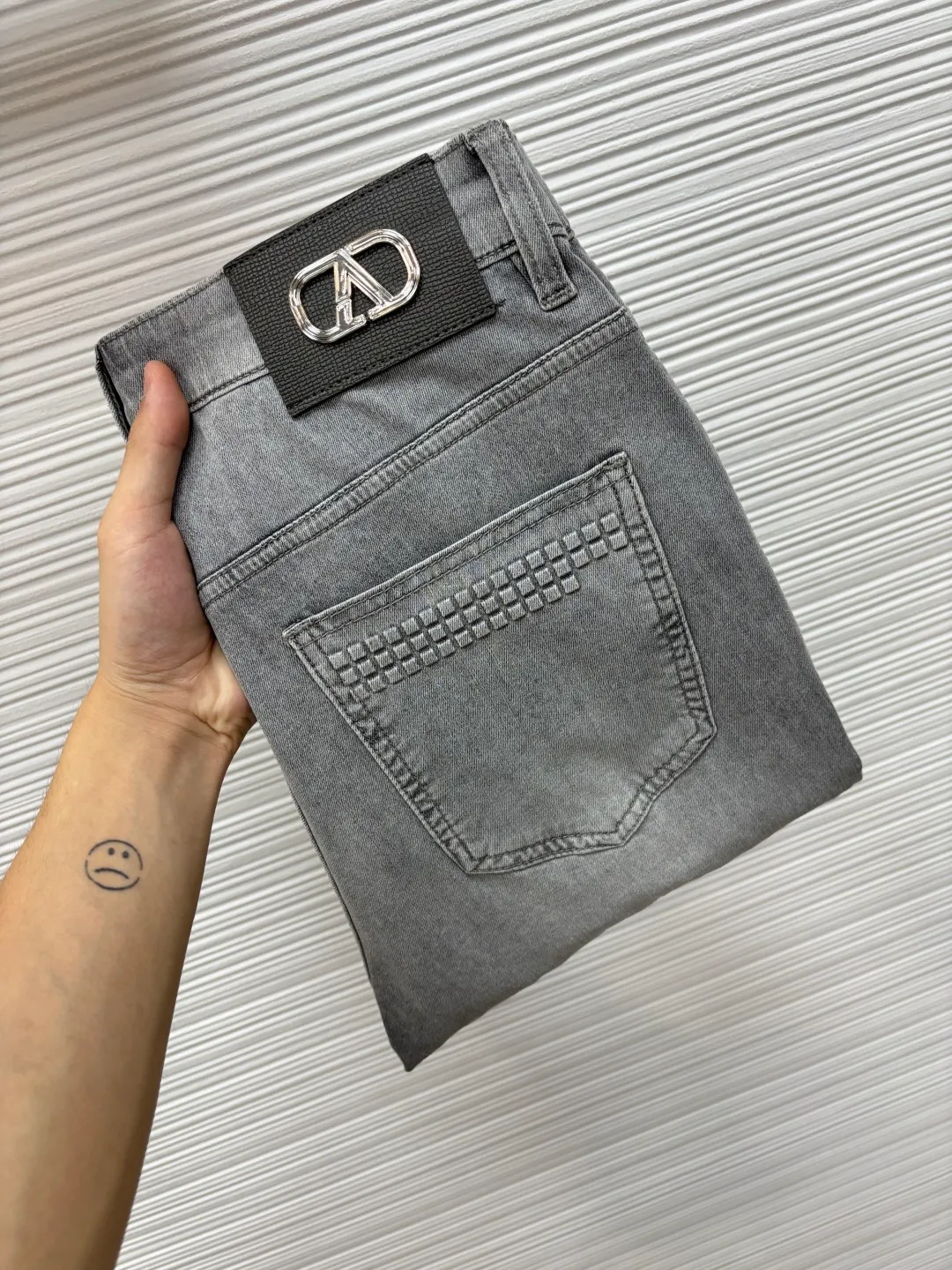 Valentino's latest jeans for spring 2026. Stress-free when entering and exiting the store. Best-selling models at the counter. Shared taste and value. Very comfortable to wear. Low-key yet luxurious. Very classy to wear. Needless to say the trousers style and cut. The upper body is exquisite and vivid. Really first-class and top-quality materials. Really palace-level casual pants, using Turkish cotton. The most famous denim fabric is produced. Quality. After heavy washing, the pants are very soft. Straight-leg version. Not picky, the upper body is absolutely stylish and extremely luxurious! Lb Size：29-38